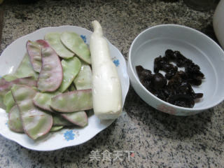 黑木耳茭白炒扁豆步骤1