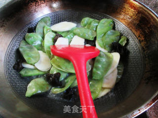黑木耳茭白炒扁豆步骤5