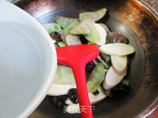 黑木耳茭白炒扁豆步骤4