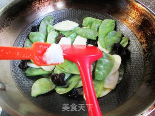 黑木耳茭白炒扁豆步骤6
