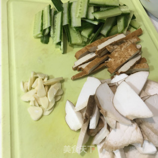 五花肉炒黄瓜杏鲍菇步骤1