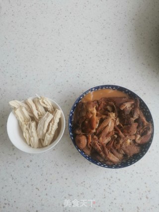 酱肘子烩腐竹步骤1