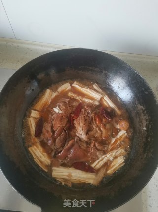 酱肘子烩腐竹步骤2