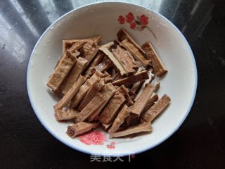 腊肉炒烟熏腊豆干步骤2