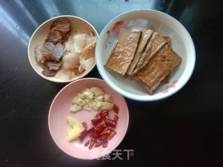 腊肉炒烟熏腊豆干步骤1