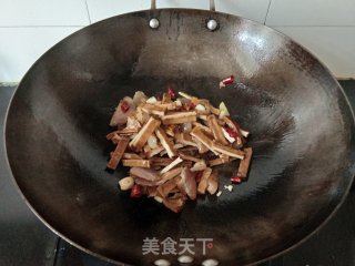 腊肉炒烟熏腊豆干步骤5