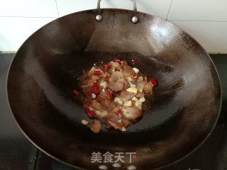腊肉炒烟熏腊豆干步骤4