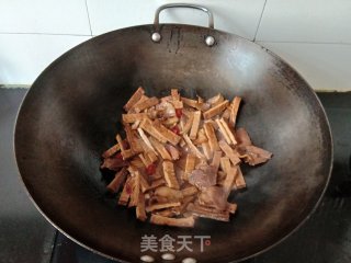 腊肉炒烟熏腊豆干步骤8