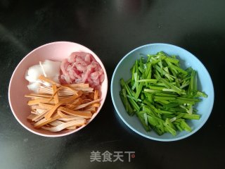 韭菜香干炒肉丝步骤1