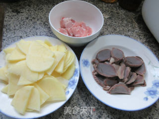 五花肉鹅胗炒土豆片步骤1