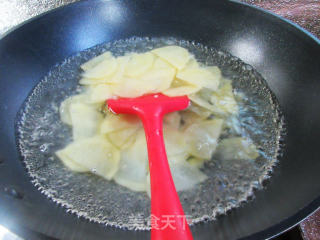 五花肉鹅胗炒土豆片步骤2