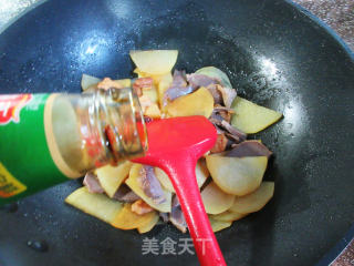 五花肉鹅胗炒土豆片步骤9