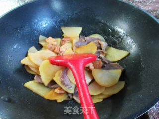 五花肉鹅胗炒土豆片步骤7