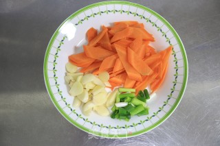 素食小炒之炒秋葵木耳步骤2