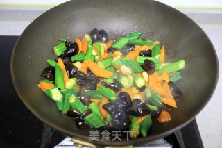素食小炒之炒秋葵木耳步骤8