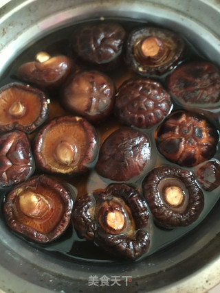 烧肉焖花菇步骤2
