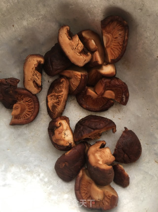 烧肉焖花菇步骤3