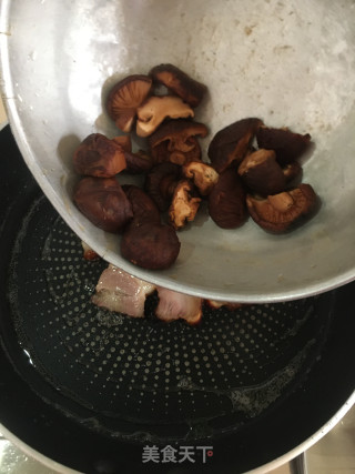 烧肉焖花菇步骤6