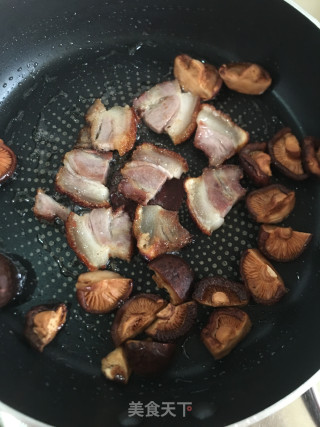 烧肉焖花菇步骤7