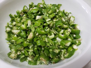 尖椒炒花生米步骤2