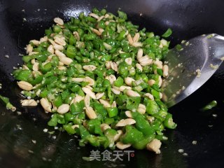 尖椒炒花生米步骤4