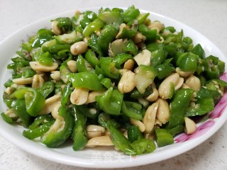 尖椒炒花生米步骤5