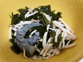 黄骨鱼豆腐杂菌煲步骤1