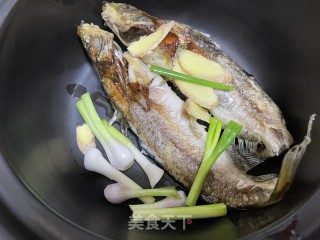 黄骨鱼豆腐杂菌煲步骤5