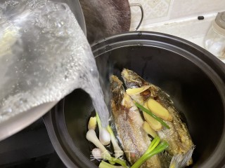 黄骨鱼豆腐杂菌煲步骤6