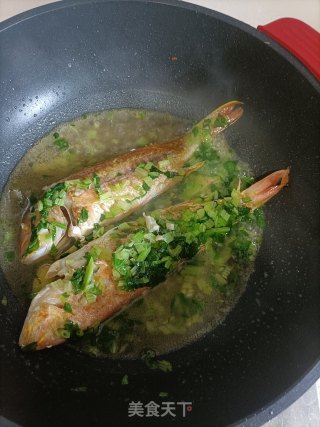 香芹焖红杉鱼步骤4