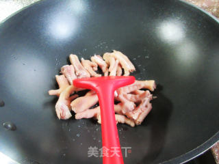 板栗焖鸡爪步骤3
