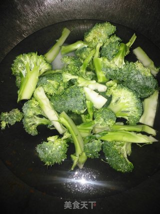 好吃不胖的西兰花炒香菇（减脂菜品）步骤2