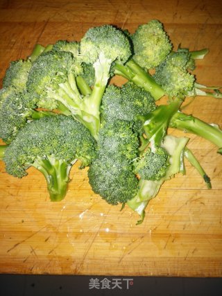 好吃不胖的西兰花炒香菇（减脂菜品）步骤1