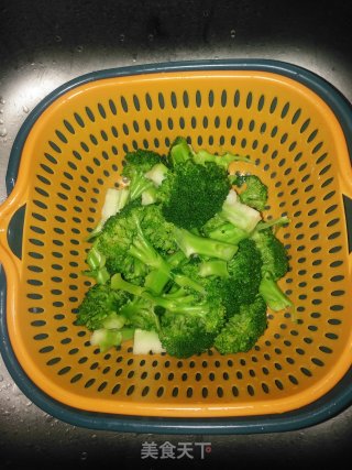 好吃不胖的西兰花炒香菇（减脂菜品）步骤3