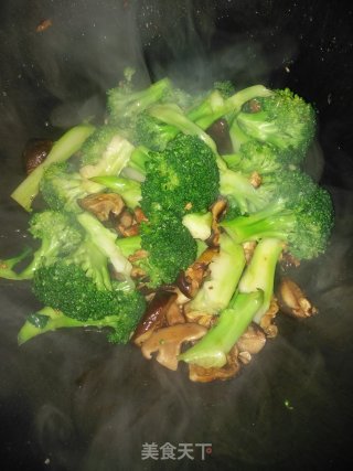 好吃不胖的西兰花炒香菇（减脂菜品）步骤9