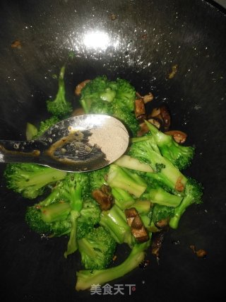 好吃不胖的西兰花炒香菇（减脂菜品）步骤10