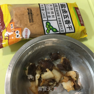 肉片香干炒韭菜步骤2
