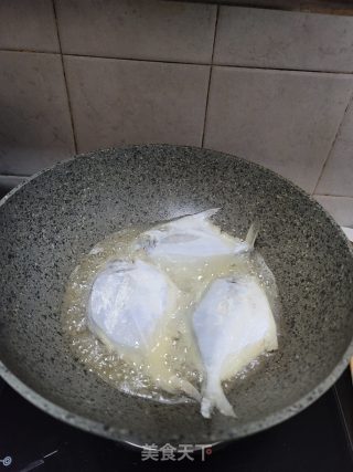 炸白鲳步骤4