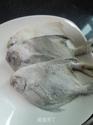 炸白鲳步骤2