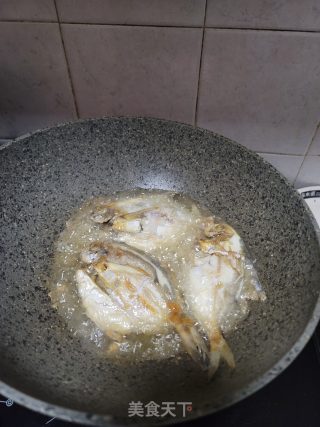 炸白鲳步骤5