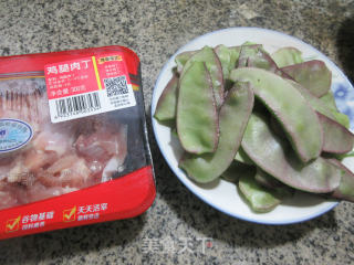 扁豆炒鸡腿肉丁步骤1