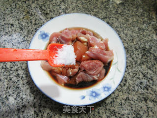 扁豆炒鸡腿肉丁步骤5