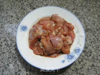 扁豆炒鸡腿肉丁步骤6