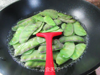 扁豆炒鸡腿肉丁步骤7