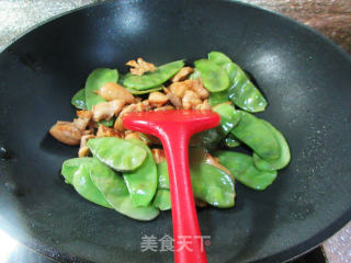 扁豆炒鸡腿肉丁步骤9