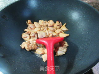 扁豆炒鸡腿肉丁步骤8