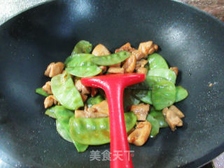 扁豆炒鸡腿肉丁步骤12