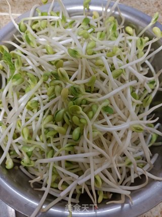 肋条肉炒黄豆芽步骤1