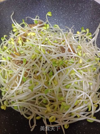 肋条肉炒黄豆芽步骤3