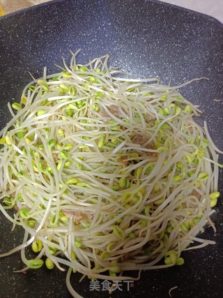 肋条肉炒黄豆芽步骤4